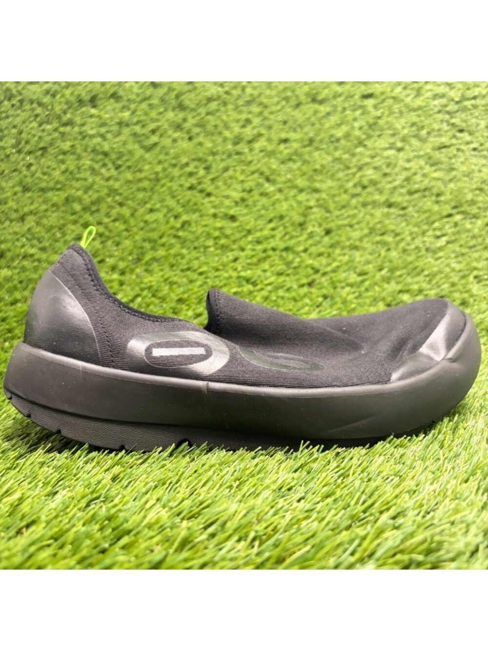 OOFOS OOmg EeZee Low Mens Size 9 Black Casual Walking Slip On Recovery Shoes